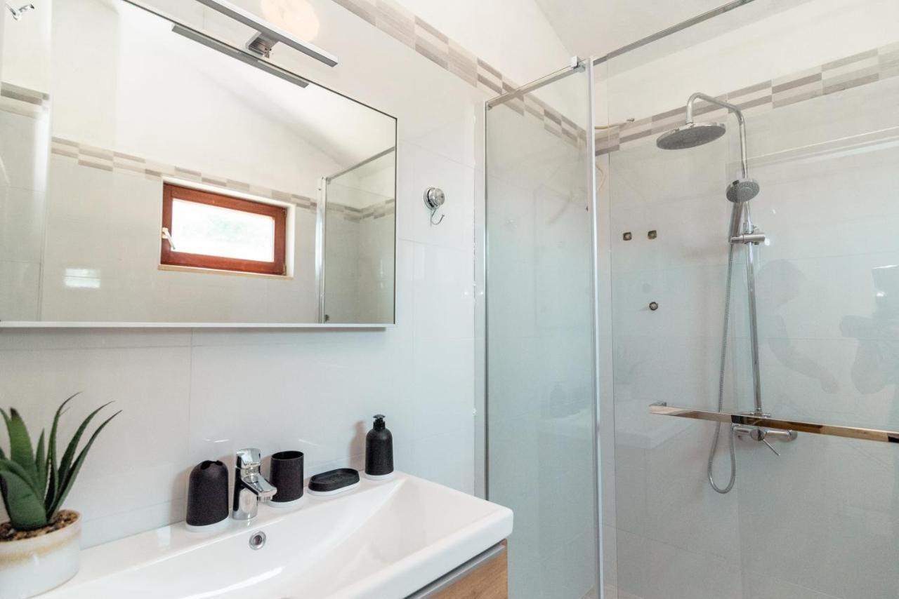 Summer Apartment , 4 Rooms, Sea View With Jacuzzi Podstrana Kültér fotó