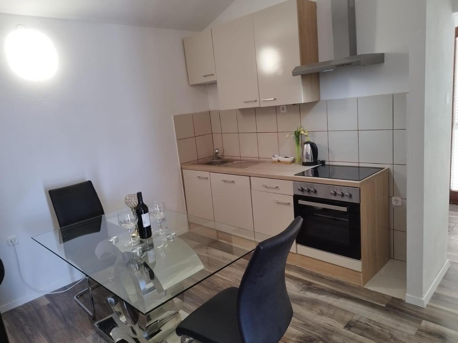 Summer Apartment , 4 Rooms, Sea View With Jacuzzi Podstrana Kültér fotó