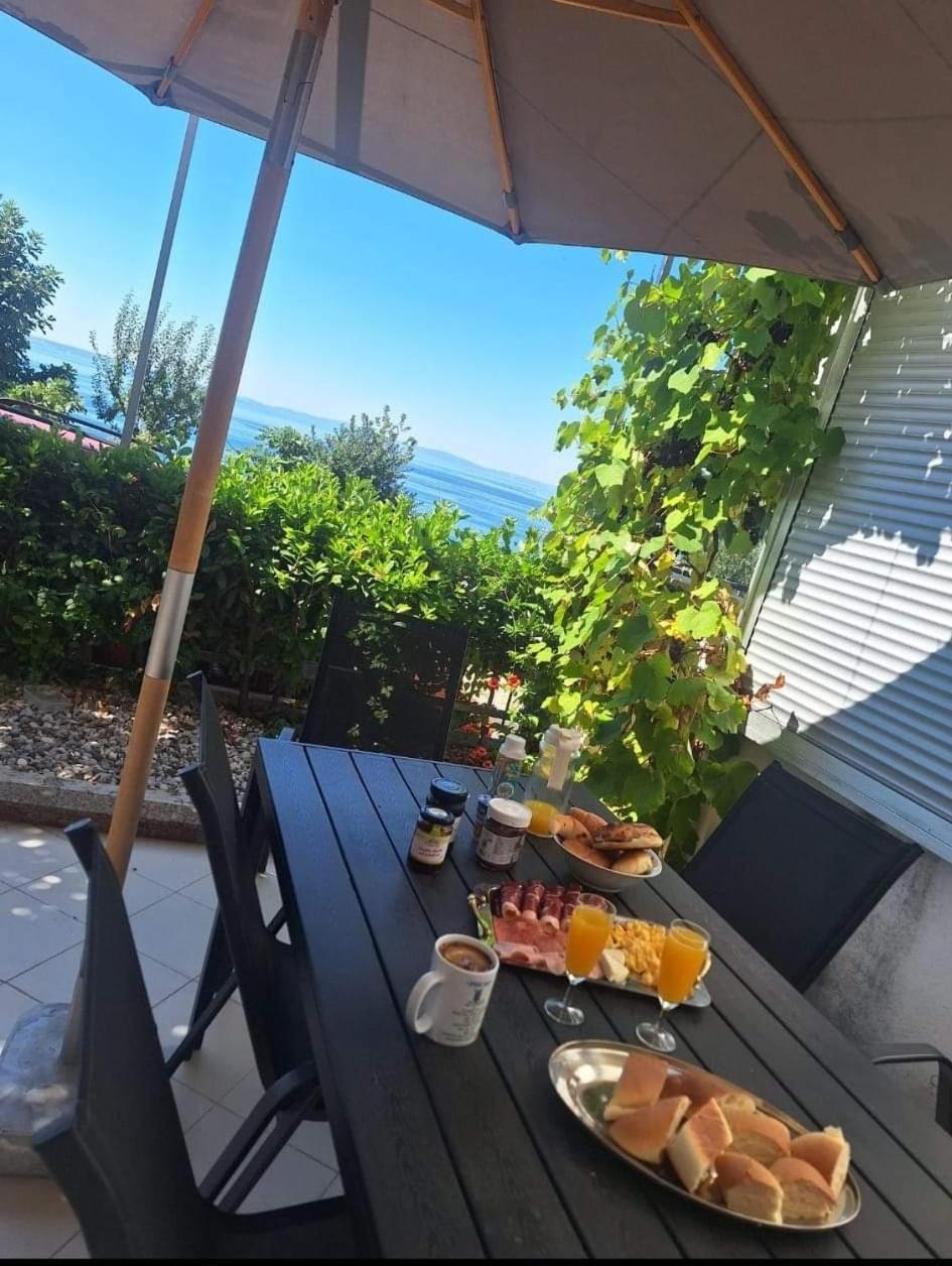 Summer Apartment , 4 Rooms, Sea View With Jacuzzi Podstrana Kültér fotó